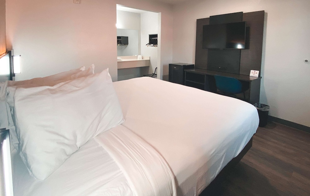 Standard Room, 1 King Bed, Non Smoking, Refrigerator photo 2