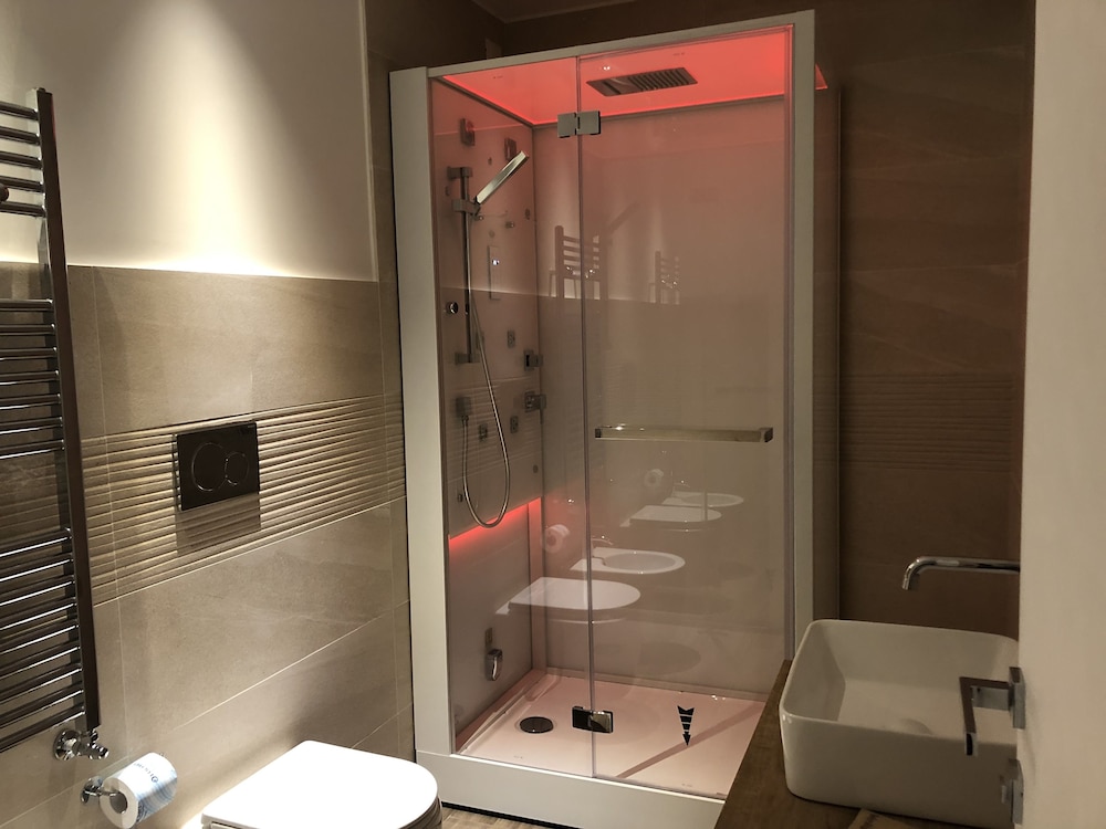 Superior Room, 1 King Bed, Pool View, Poolside - Photo 1