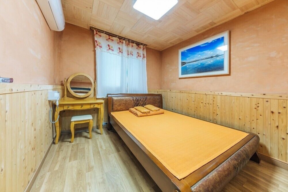 Room (Island 202) - Photo 8