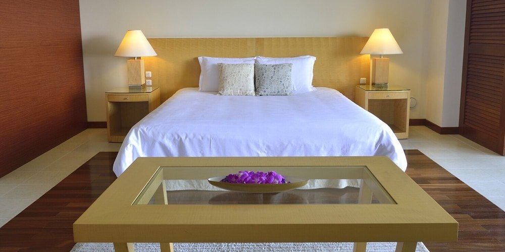 Club Deluxe, King, High Floor, with Club Service, Non Smoking - Adult Only 13 or over photo 2