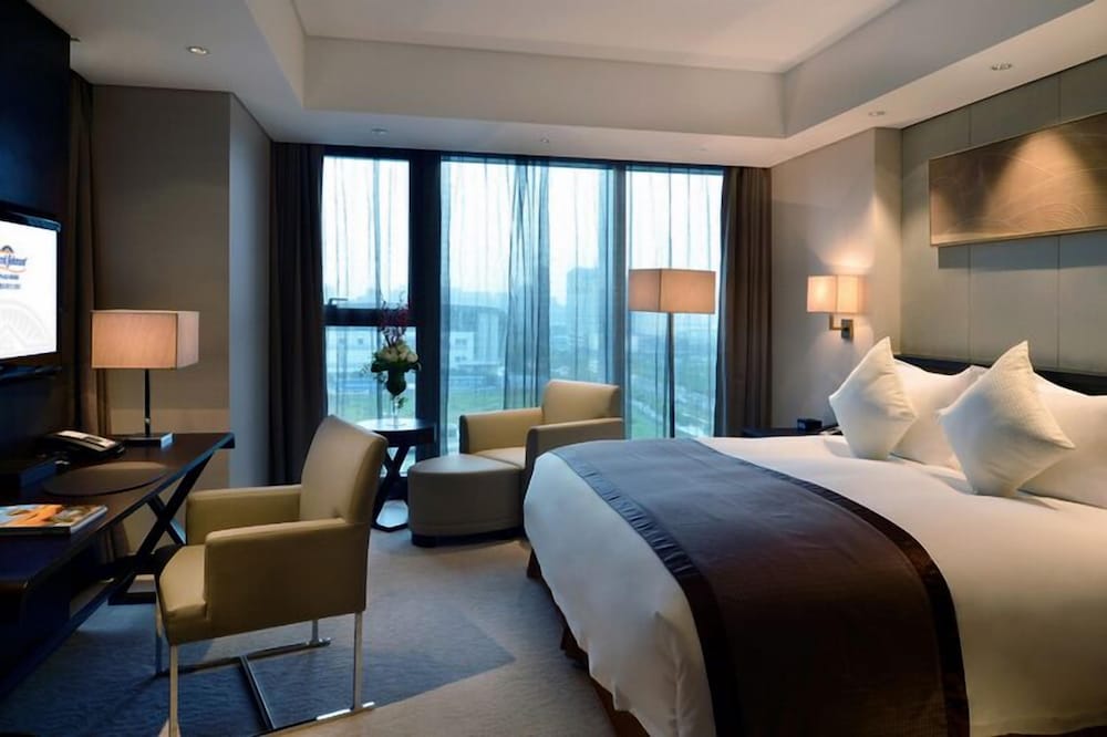 Deluxe Suite - Photo 11