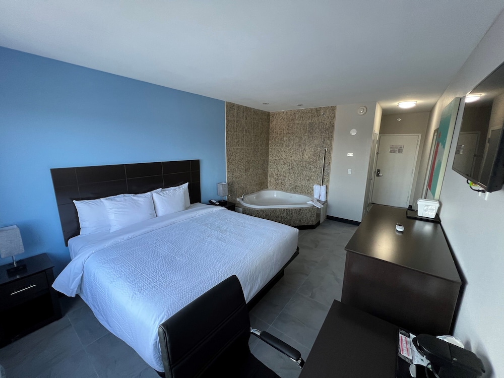 Deluxe Room, 1 King Bed, Non Smoking, Bathtub photo 2