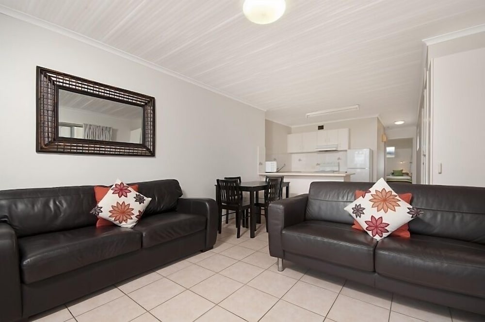 Apartment 1 Bedroom Ground (11B Beachfront Weekly) photo 3
