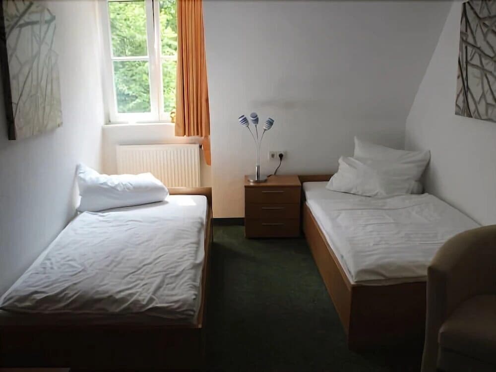 Twin Room, 2 Twin Beds, Private Bathroom, Park View