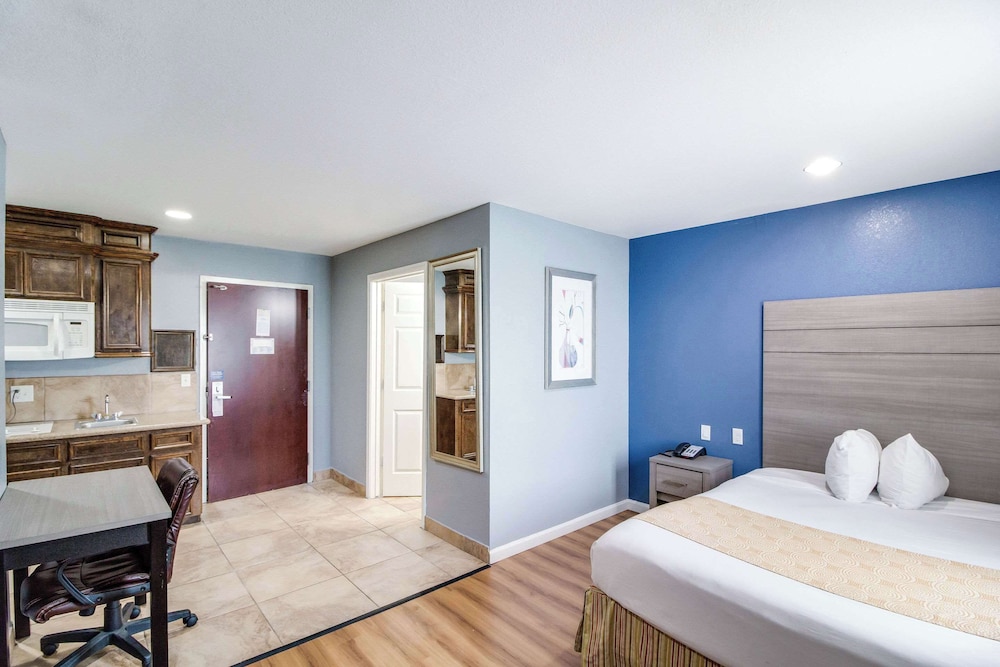 Suite, 1 Queen Bed, Non Smoking (Efficiency)