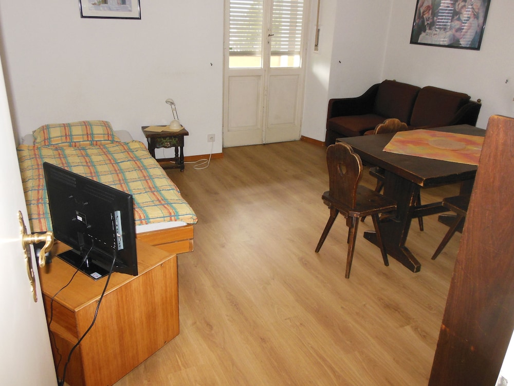 Apartment, 2 Bedrooms, Lake View photo 1