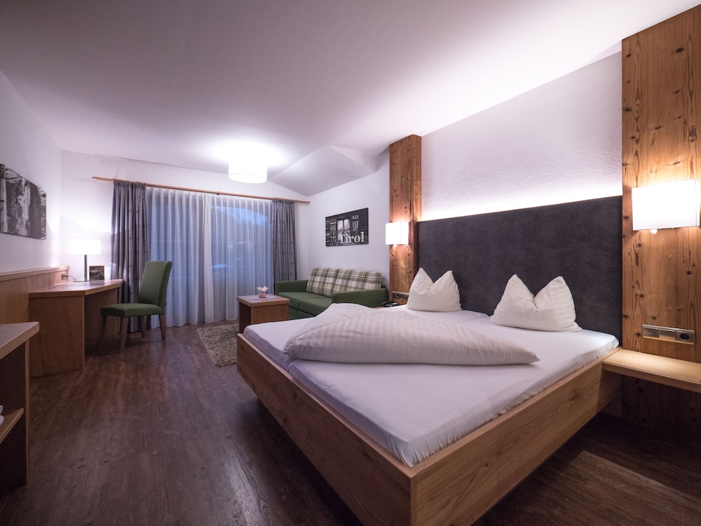 Deluxe Double Room, 1 Queen Bed photo 3