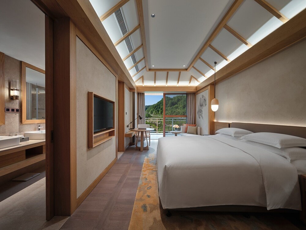Standard Room, 1 King Bed, Garden View - Photo 2