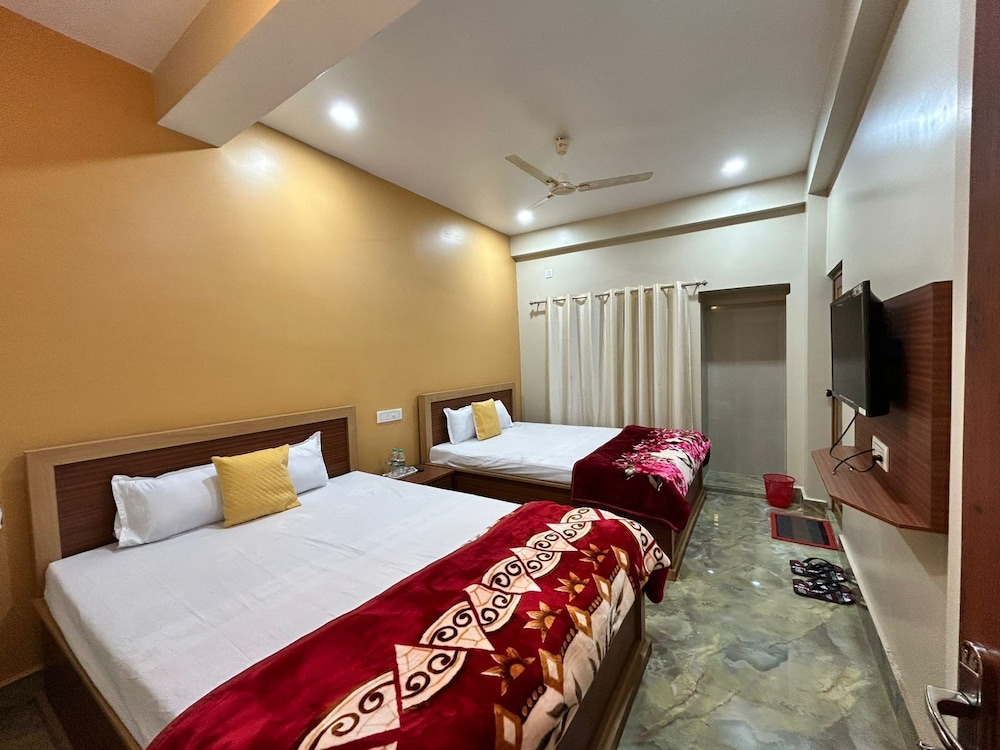 Family Room, Multiple Beds, City View