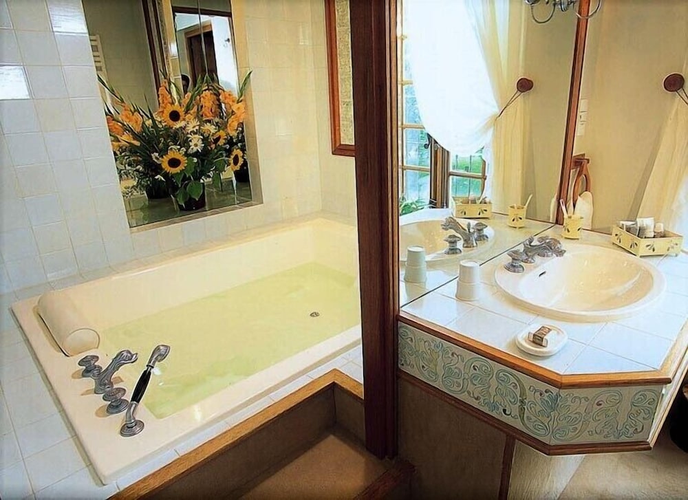Grand Double Room, 1 King Bed, Garden Area photo 3