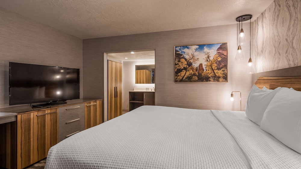 Standard Room, 1 King Bed, Non Smoking, Refrigerator & Microwave - Photo 1