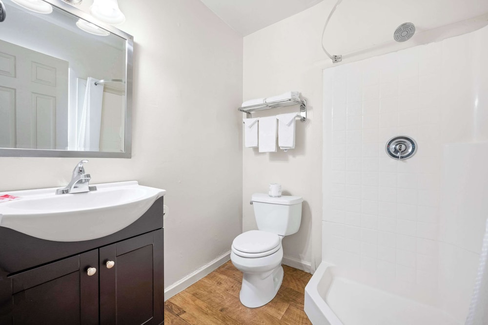 Suite, 1 King Bed, Non Smoking, Kitchenette - Photo 3