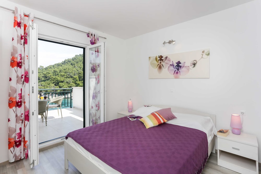 Apartment (One-Bedroom Apartment with Terrace an)