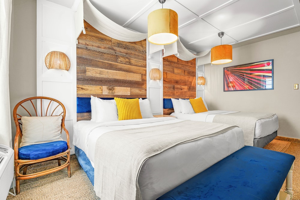 Standard Double Room, 2 Queen Beds, Balcony, Lagoon View photo 2