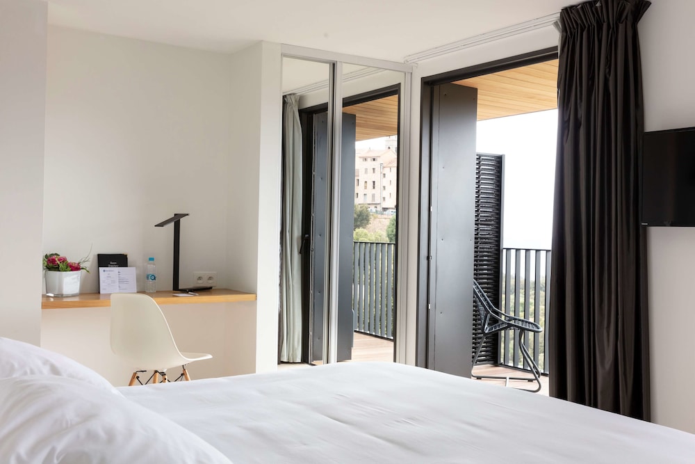 Deluxe Room, 1 Queen Bed, Balcony, Sea View - Photo 6