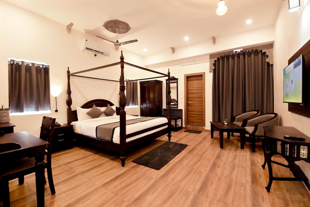 Royal Room - Photo 1