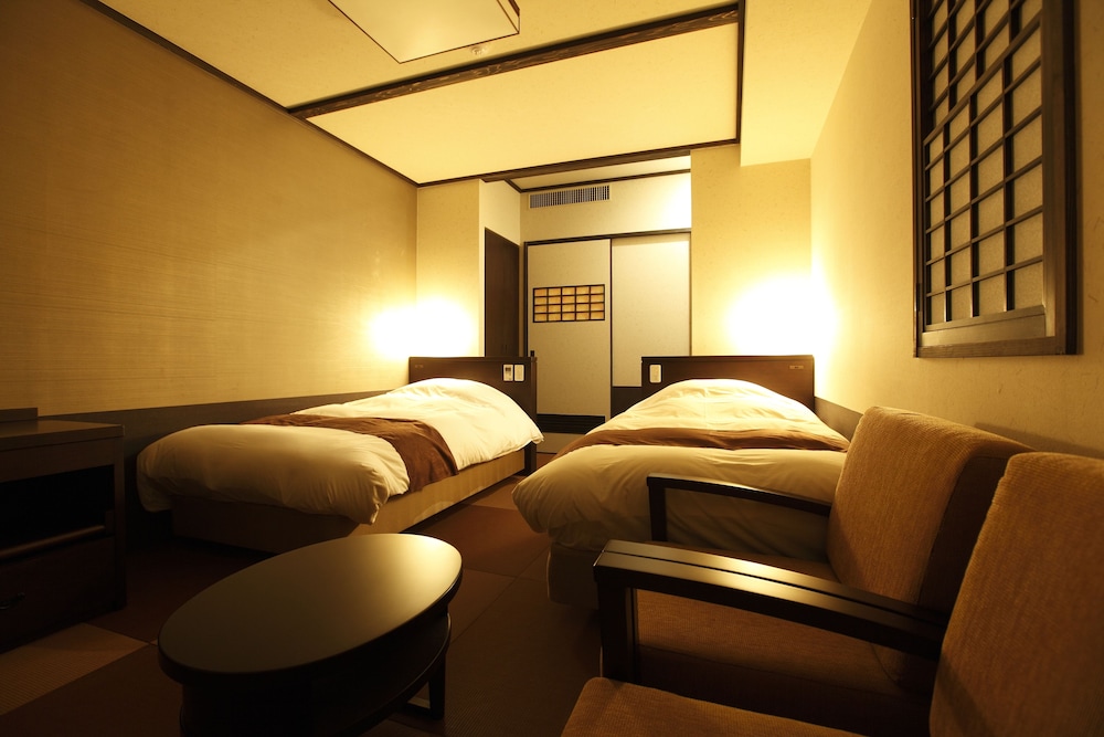 Japanese Style Twin Room (2 Beds or 2 Bed or 2 mattresses) - Photo 2