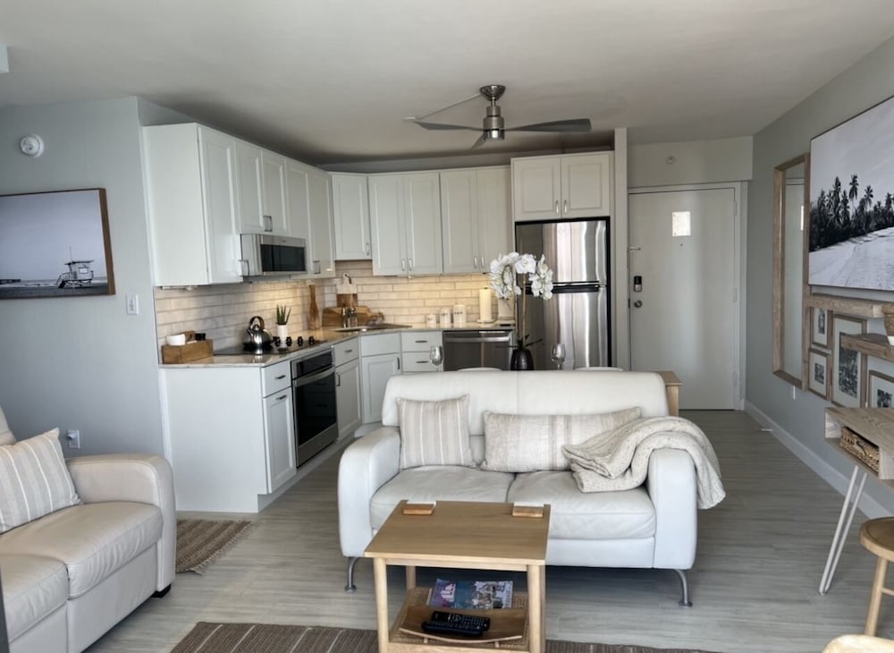 One Bedroom Apartment, Bay view 504