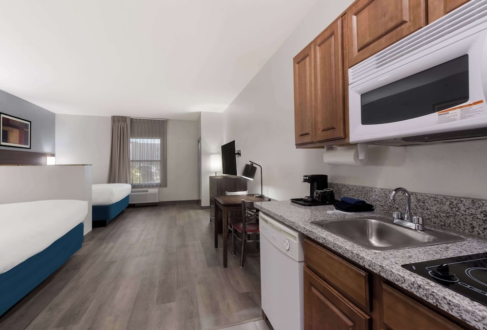 Suite, Multiple Beds, Non Smoking - Photo 4