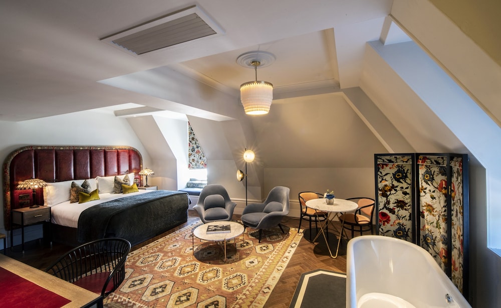 Luxury Studio Suite, 1 King Bed photo 3