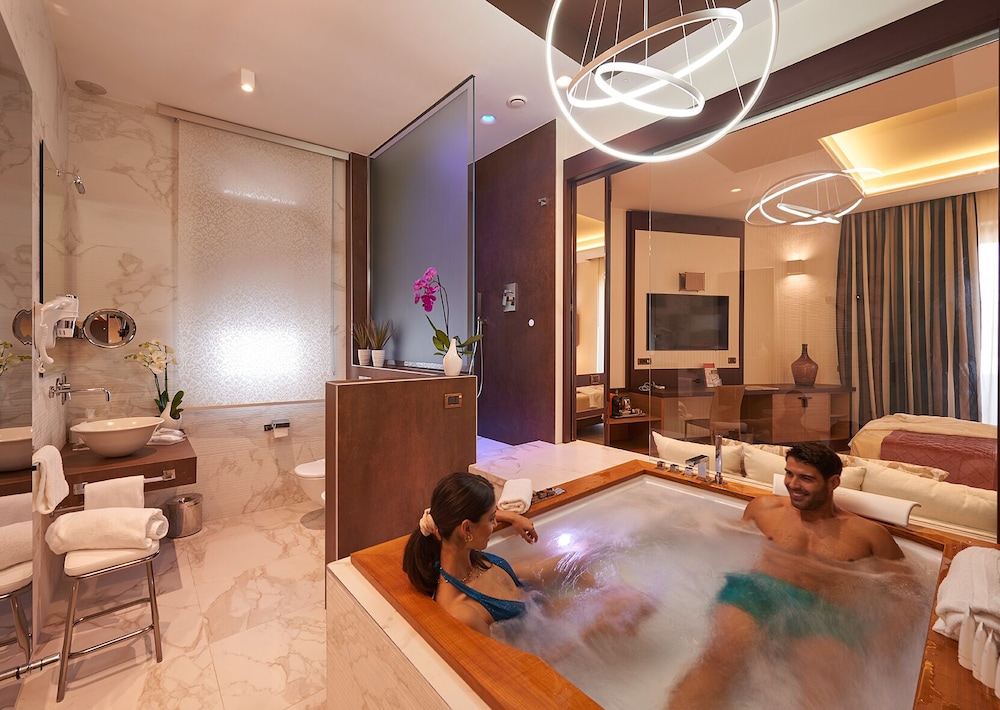 Suite (Jacuzzi) - Photo 5