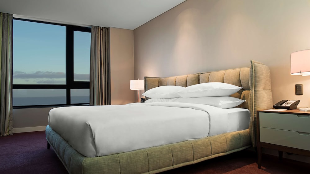 Suite, 1 King Bed (Centric) photo 3