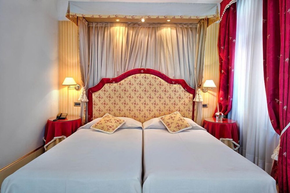 Standard Double or Twin Room photo 1
