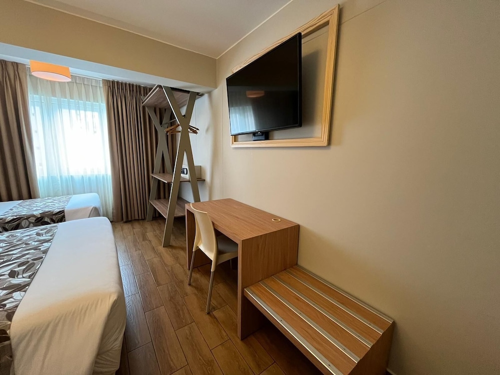 Family Quadruple Room, City View photo 2