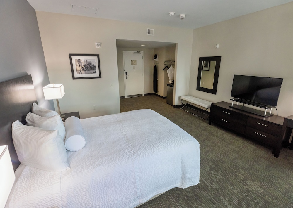 Deluxe Room, 1 Queen Bed, Accessible Bathtub - Photo 2