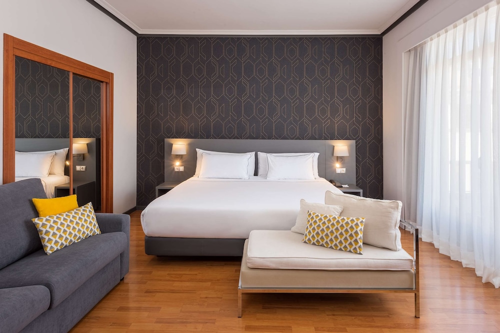 Premium Room, 1 King Bed - Photo 2