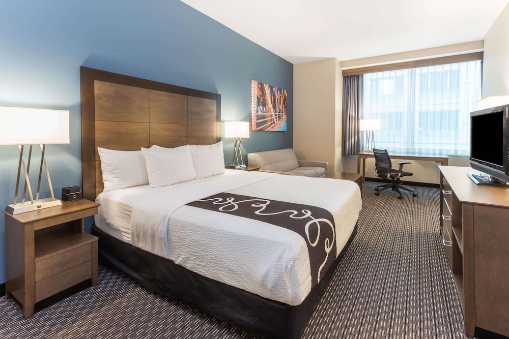 Room, 1 King Bed with Sofa bed, Non Smoking, Corner (Panoramic City View) - Photo 3