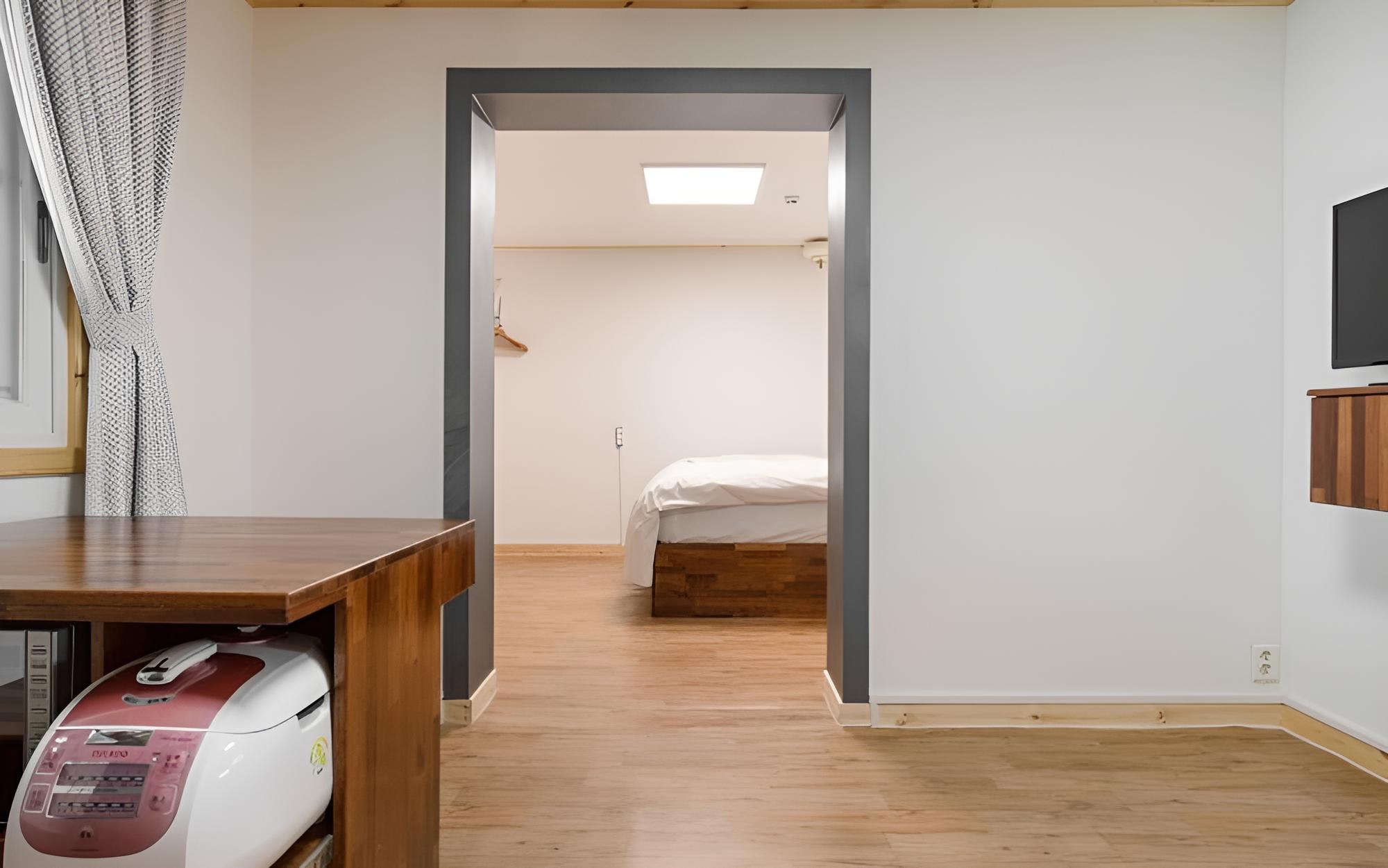 Room (Room 202) - Photo 12