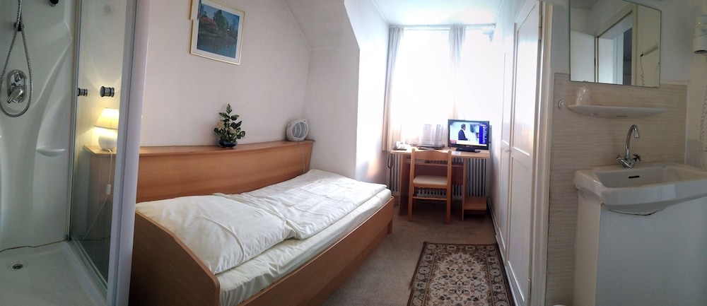Budget Single Room (shower and sink in room, shared toilet on floor) photo 1