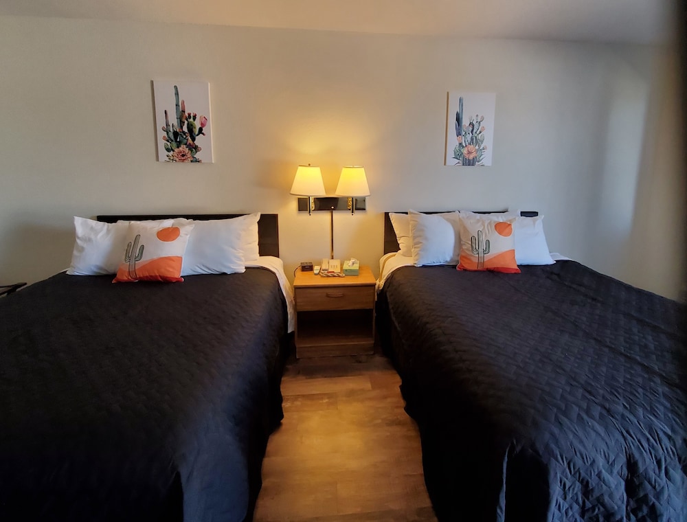 Standard Room, 2 Queen Beds, Non Smoking photo 2