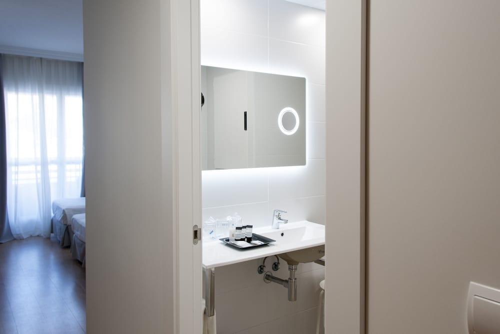 Triple Room (2 Adults + 1 Child) thumbnail 5