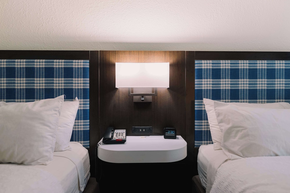 Room, 2 Queen Beds, Balcony - Photo 1
