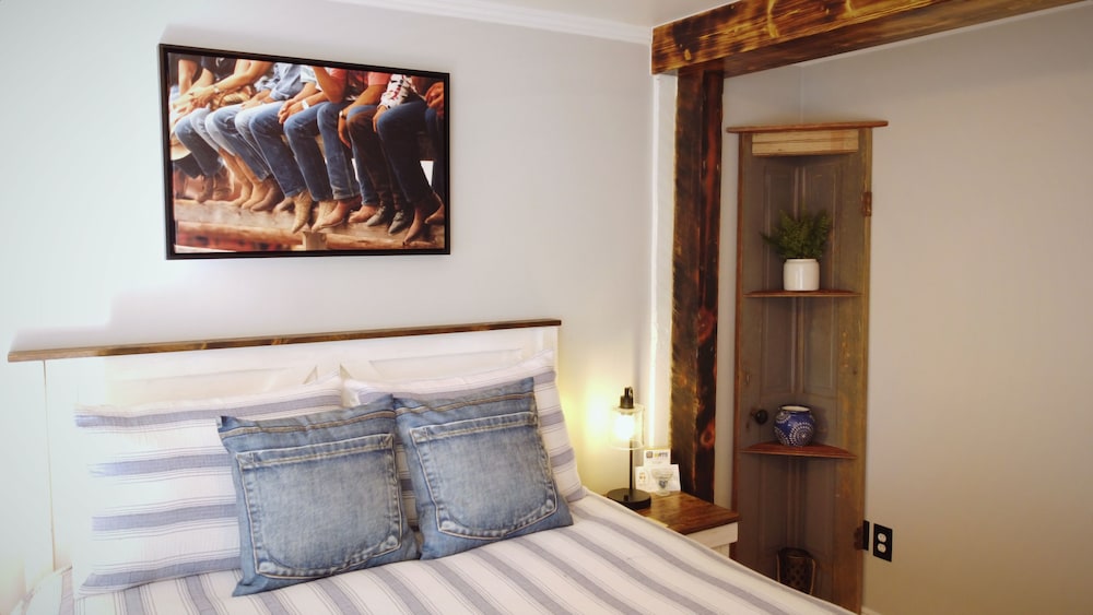 Suite 9 Denim Den photo 3