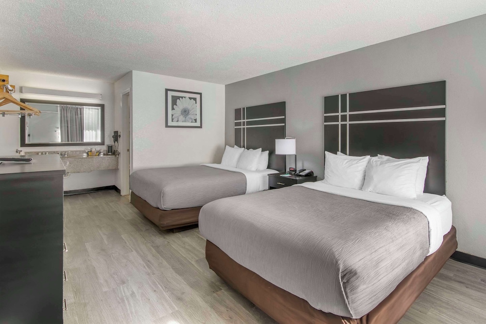 Suite, Multiple Beds, Non Smoking thumbnail 5
