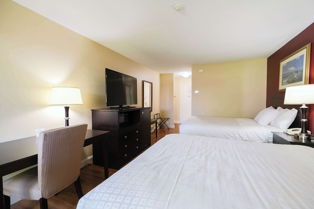 Standard Room, 2 Queen Beds, Courtyard View - Photo 8