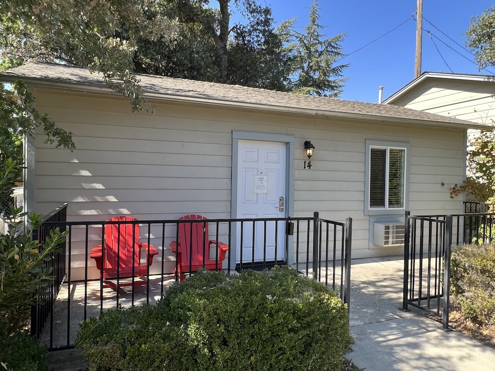 14 Large 1 Bedroom Cottage 2 Queen Beds
