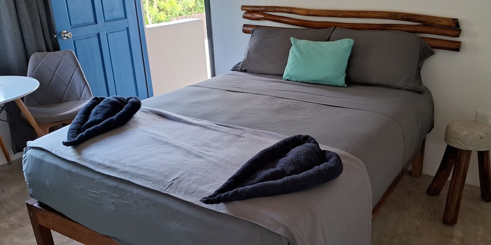 Economy Room, 1 Queen Bed, Non Smoking, Garden View photo 3