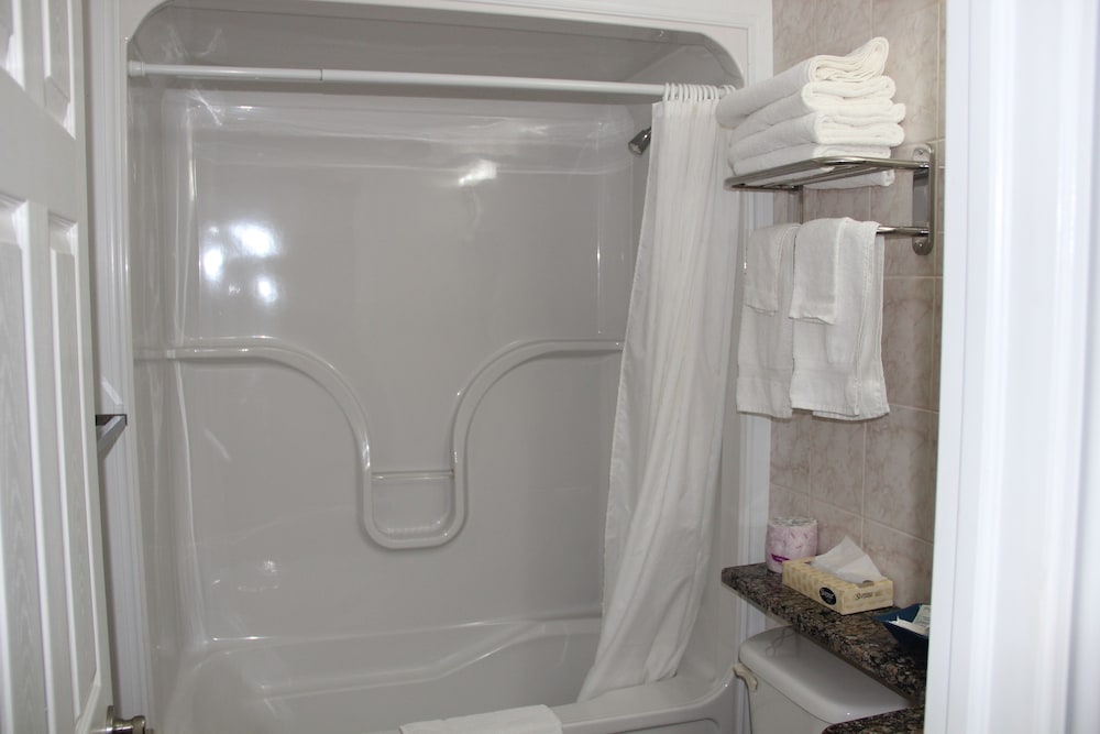 Standard Room, 2 Queen Beds, Non Smoking, Refrigerator & Microwave photo 2