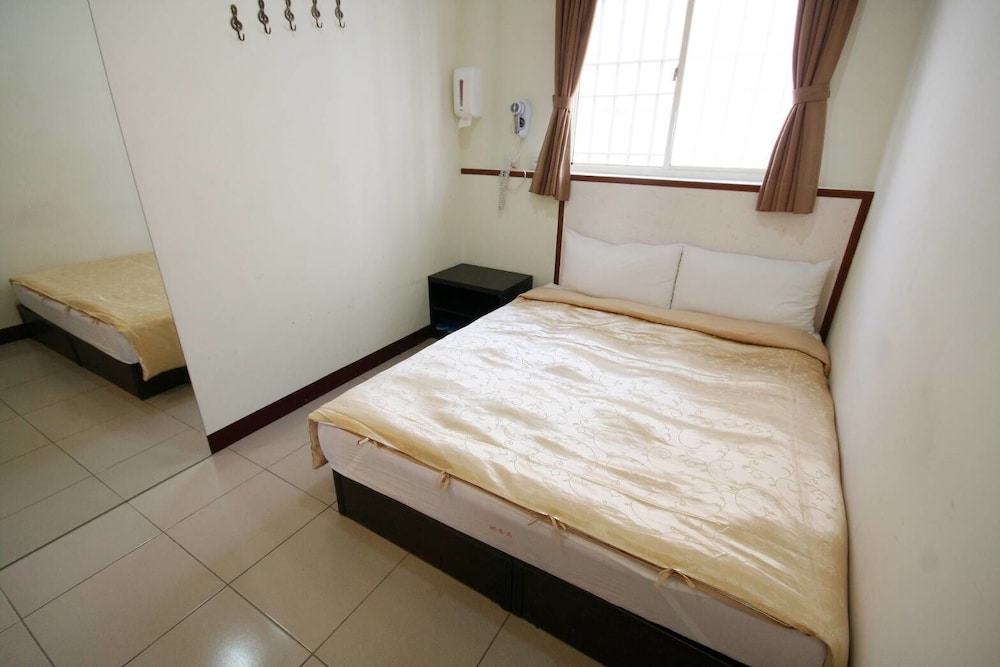 Basic Double Room, Shared Bathroom photo 2