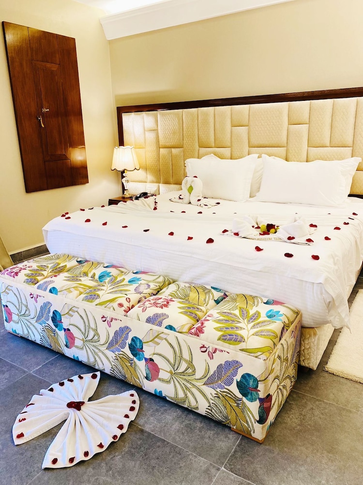 Deluxe Suite - Photo 5