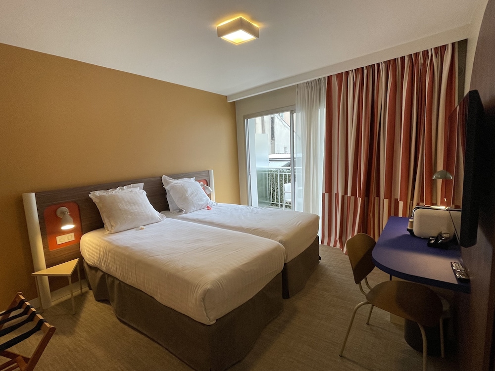 Premium Twin Room - Photo 2
