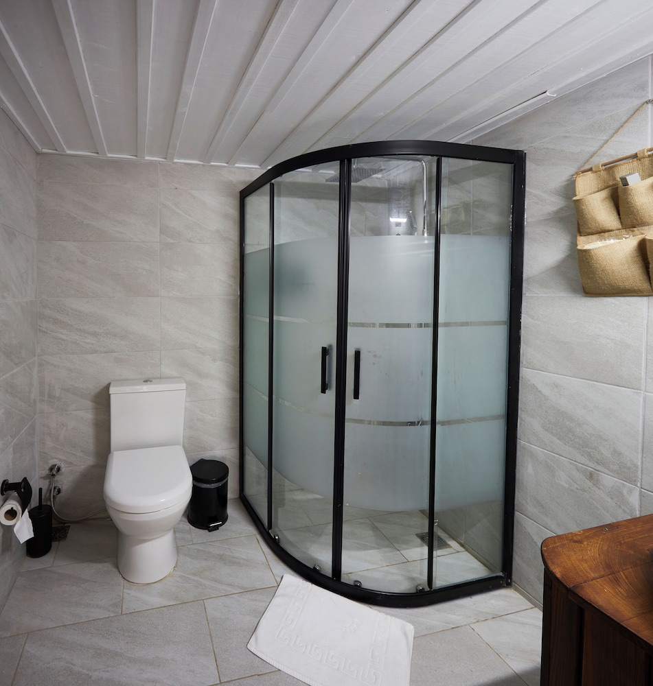Stone House - Photo 2