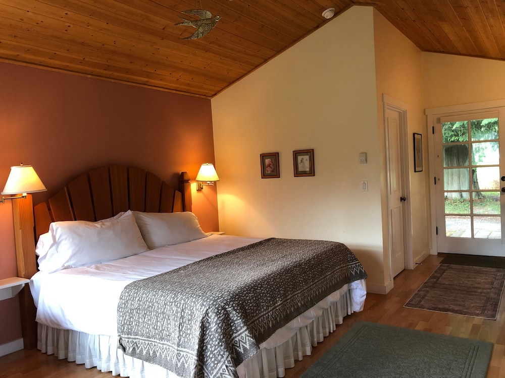 Classic Cabin, 1 King Bed photo 1