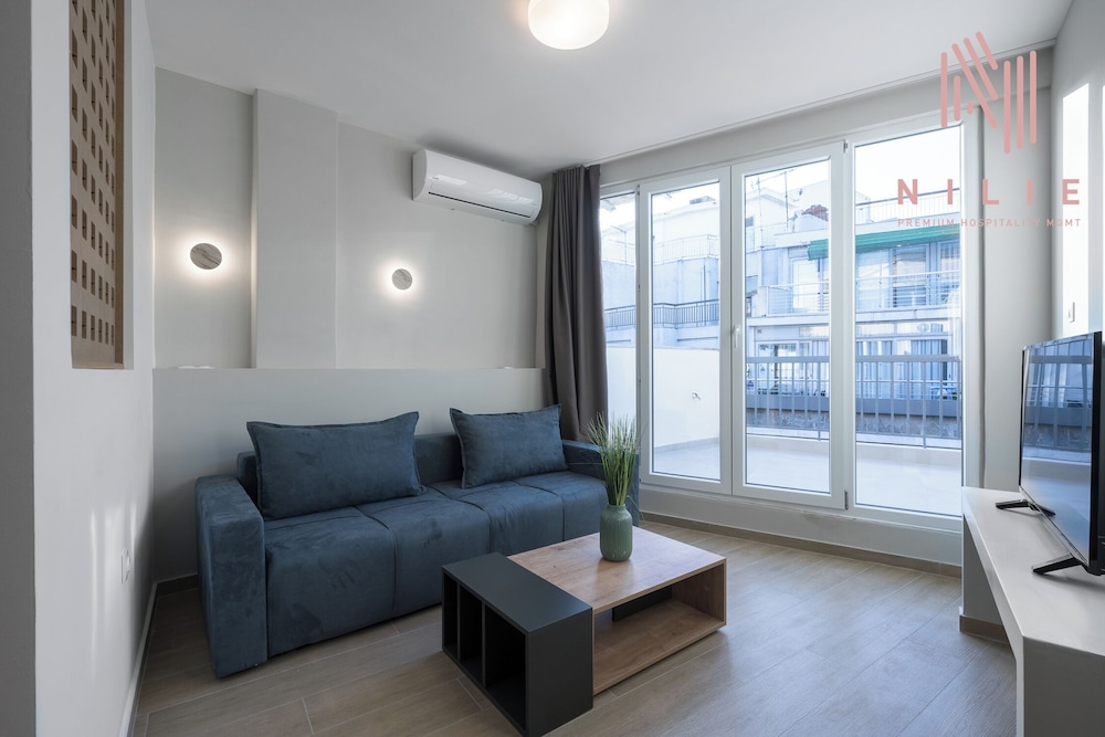 Studio, Balcony