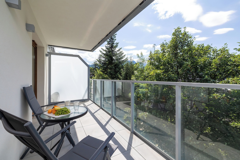 Family Suite, 1 King Bed, Non Smoking, City View photo 3