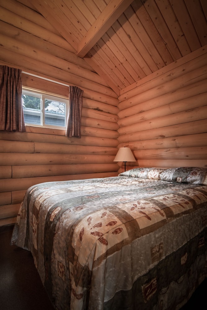 Traditional Cabin, 2 Bedrooms, Kitchen photo 3